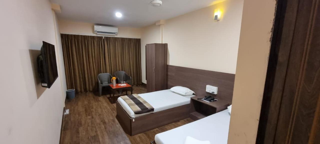 Hotel Flamingo Gandhidham Exterior photo