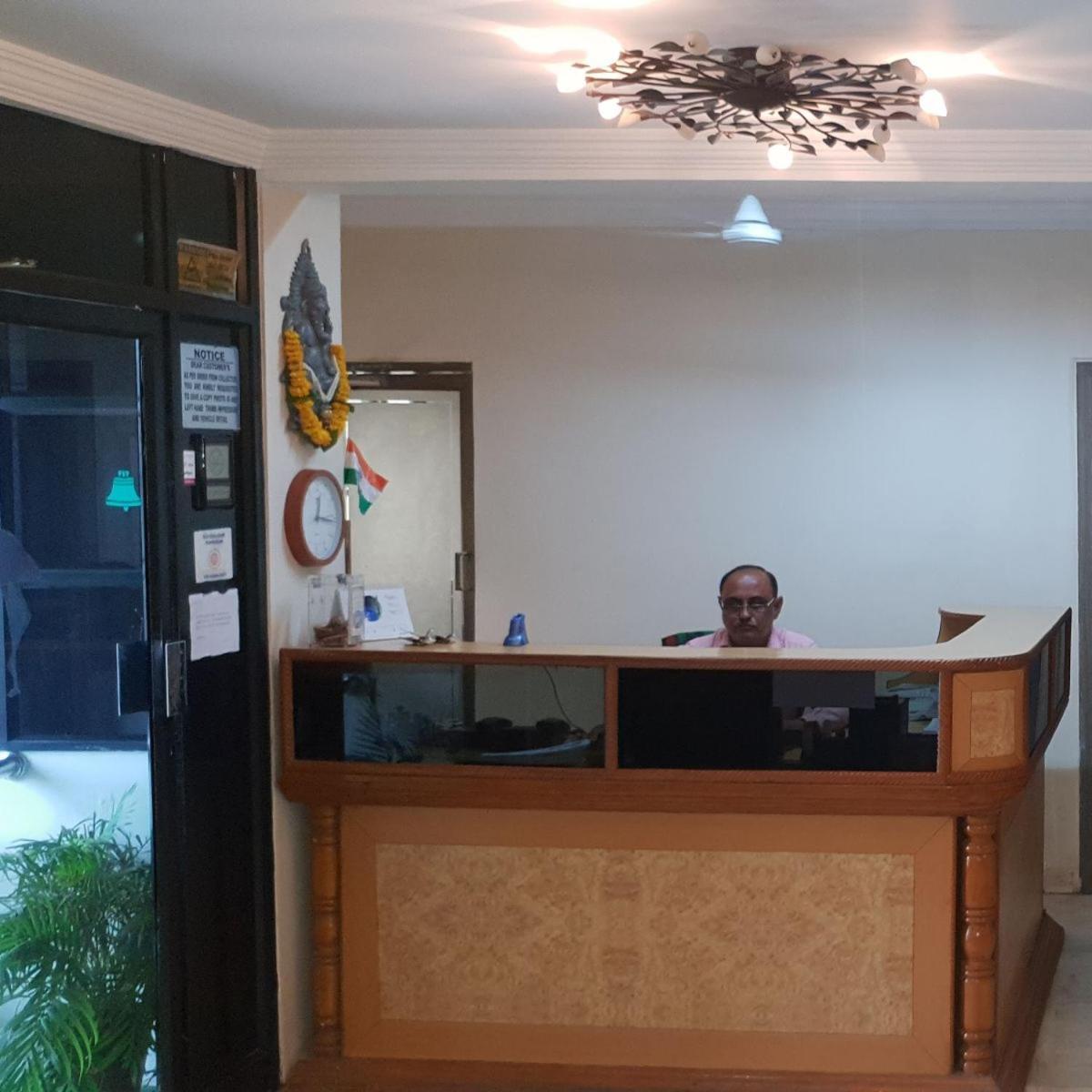 Hotel Flamingo Gandhidham Exterior photo