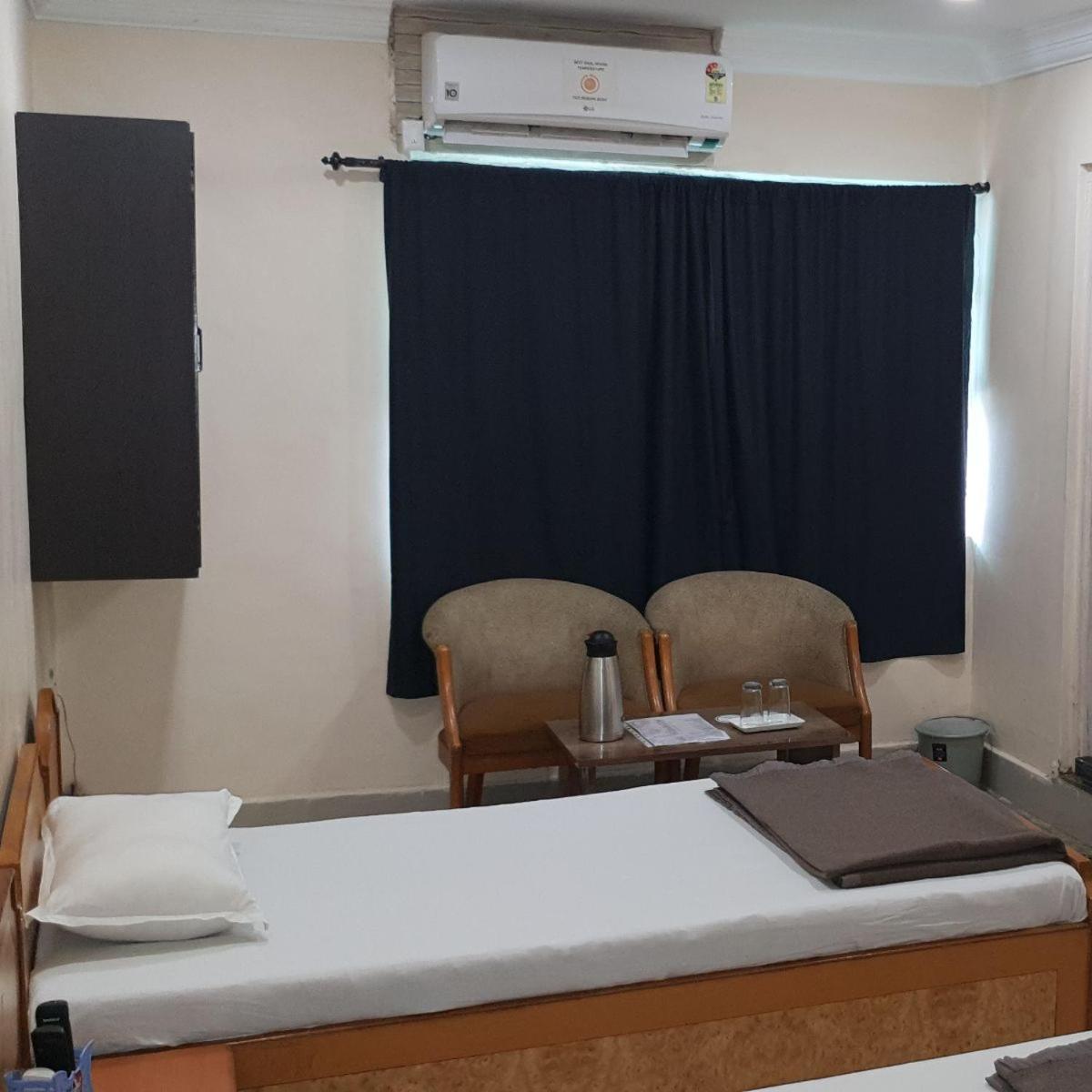 Hotel Flamingo Gandhidham Exterior photo
